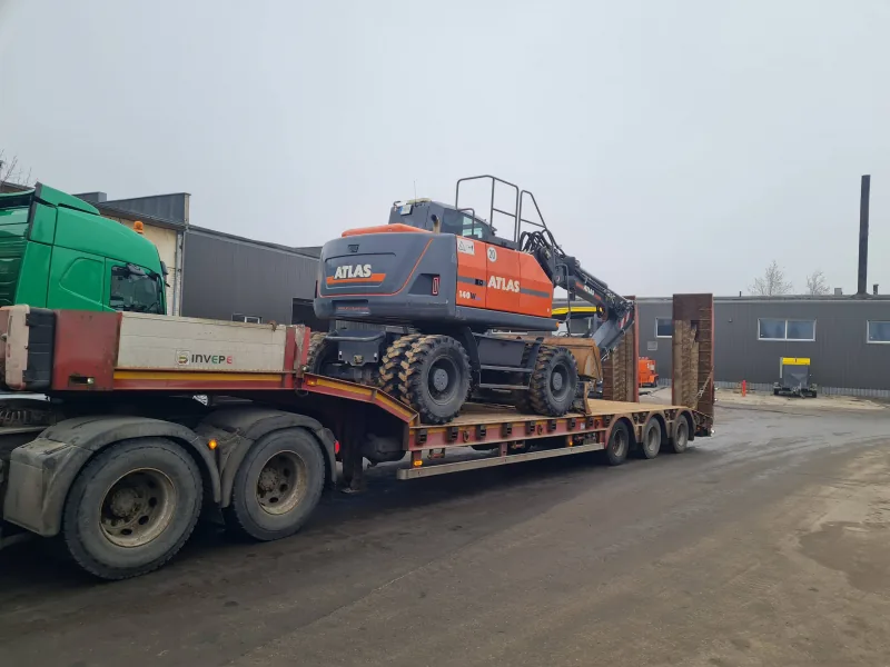 Tralas transportuoja ekskavatorių