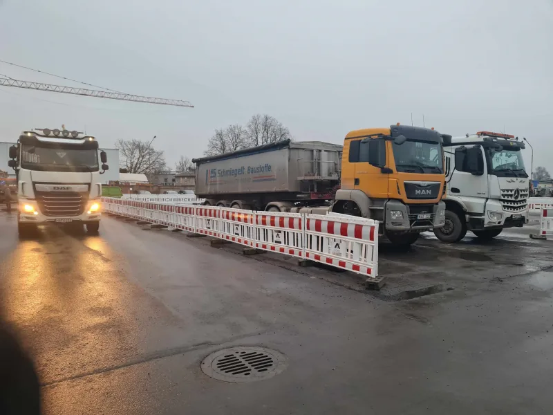 Kelių tiesimo darbai, savivarčiai už užtvarų