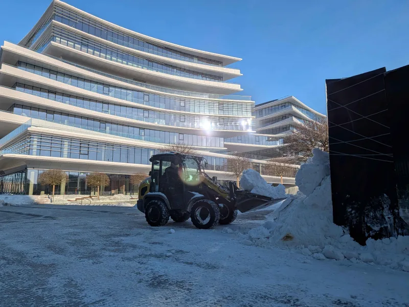 Sniego valymas krautuvu